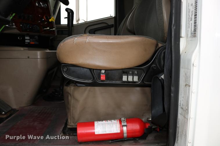 image for item DD0238 2007 International 9400i semi truck