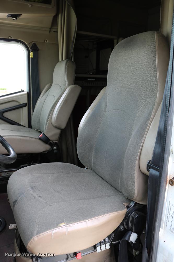 image for item DD0238 2007 International 9400i semi truck