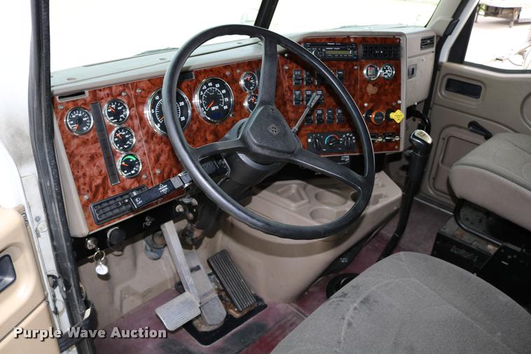 image for item DD0238 2007 International 9400i semi truck