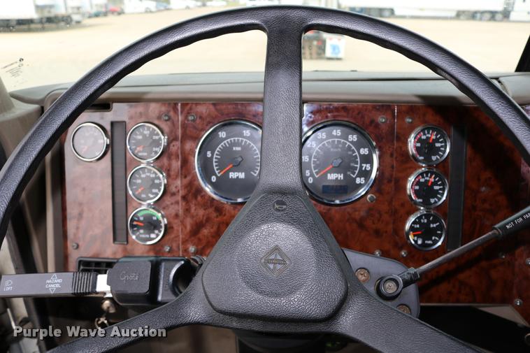 image for item DD0238 2007 International 9400i semi truck