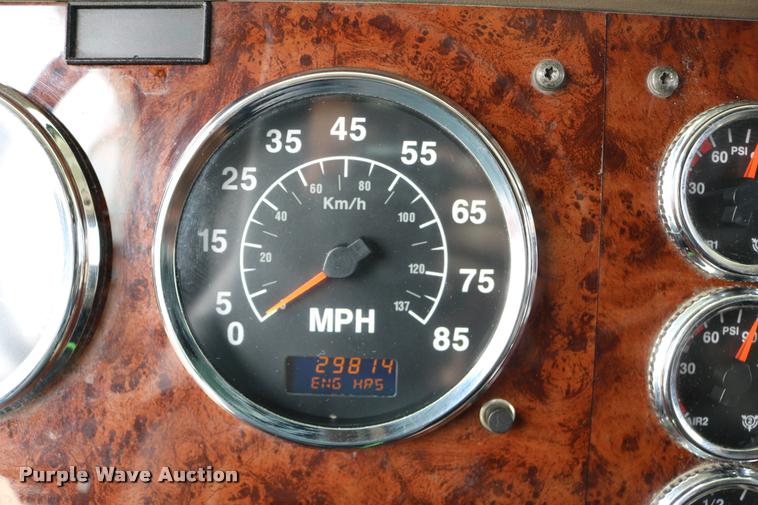 image for item DD0238 2007 International 9400i semi truck