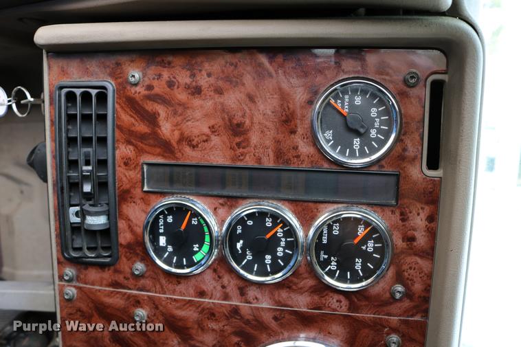 image for item DD0238 2007 International 9400i semi truck