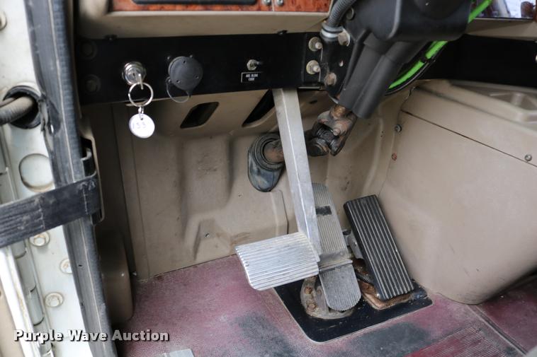 image for item DD0238 2007 International 9400i semi truck