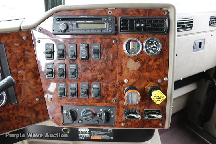 image for item DD0238 2007 International 9400i semi truck