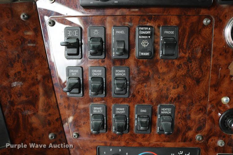 image for item DD0238 2007 International 9400i semi truck