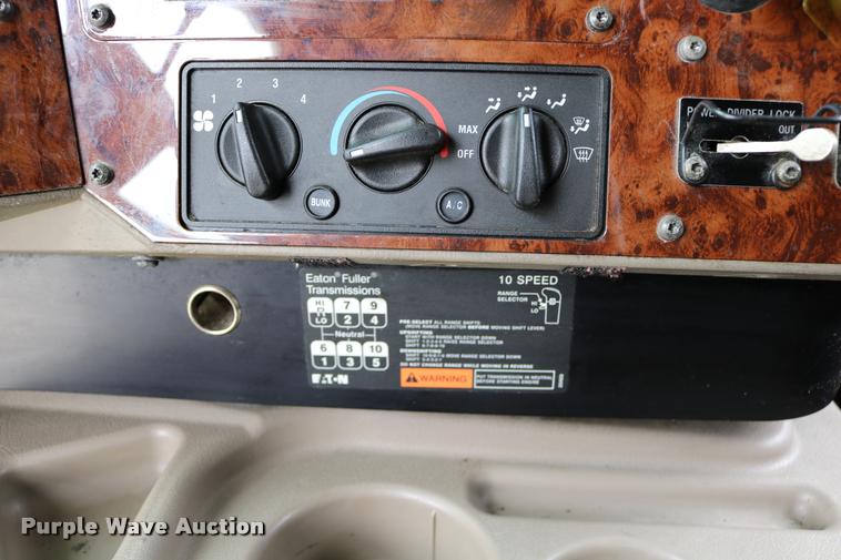 image for item DD0238 2007 International 9400i semi truck