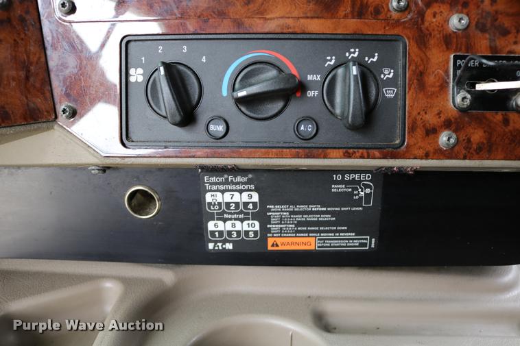 image for item DD0238 2007 International 9400i semi truck