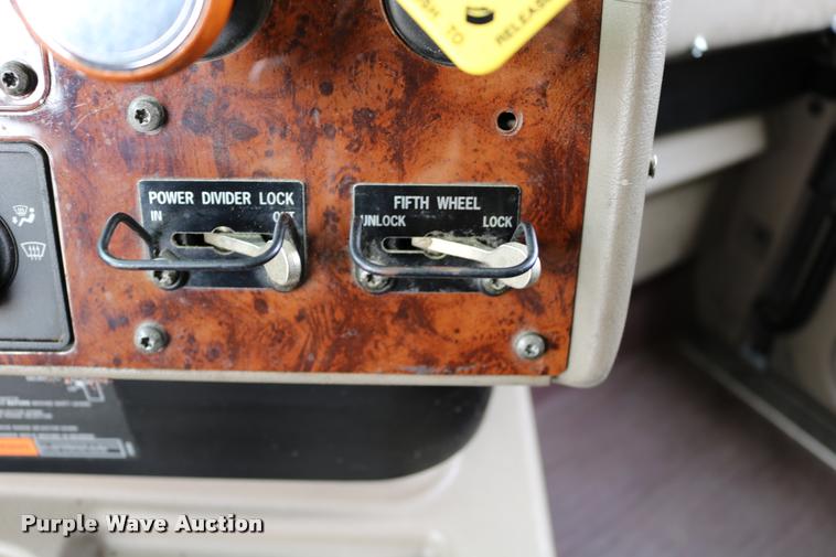 image for item DD0238 2007 International 9400i semi truck