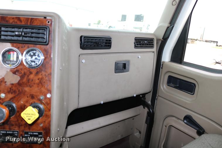 image for item DD0238 2007 International 9400i semi truck