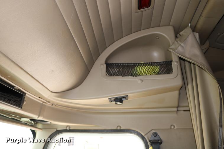 image for item DD0238 2007 International 9400i semi truck