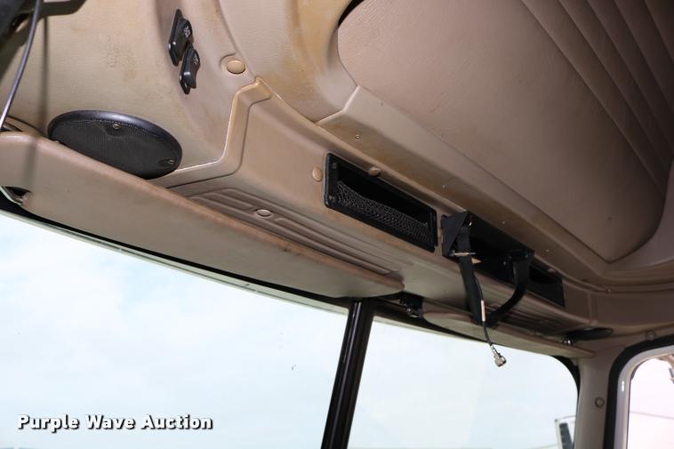 image for item DD0238 2007 International 9400i semi truck