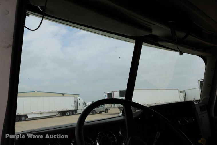 image for item DD0238 2007 International 9400i semi truck