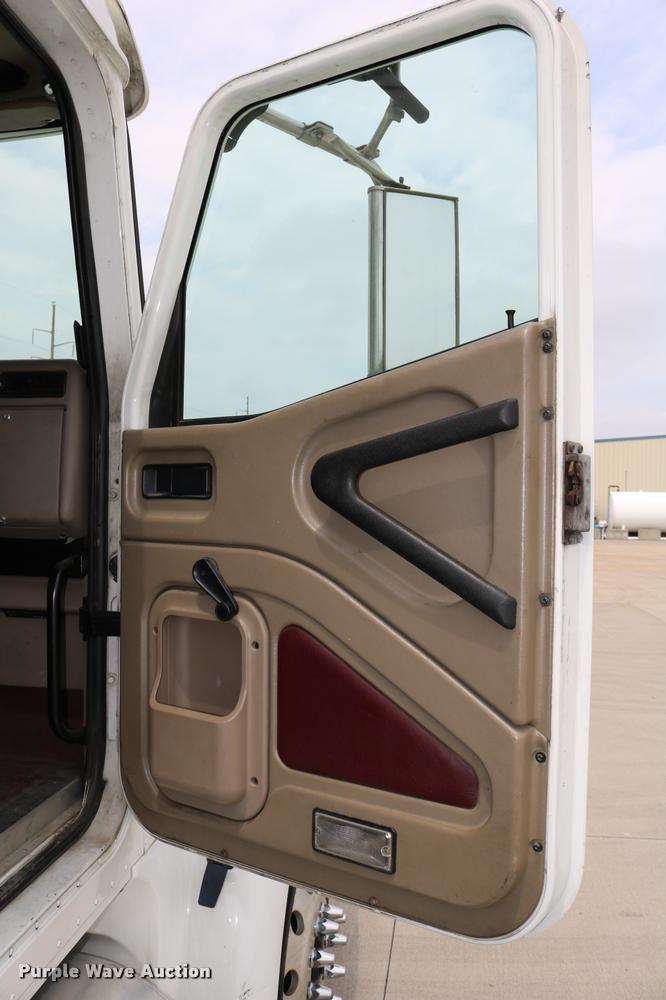 image for item DD0238 2007 International 9400i semi truck