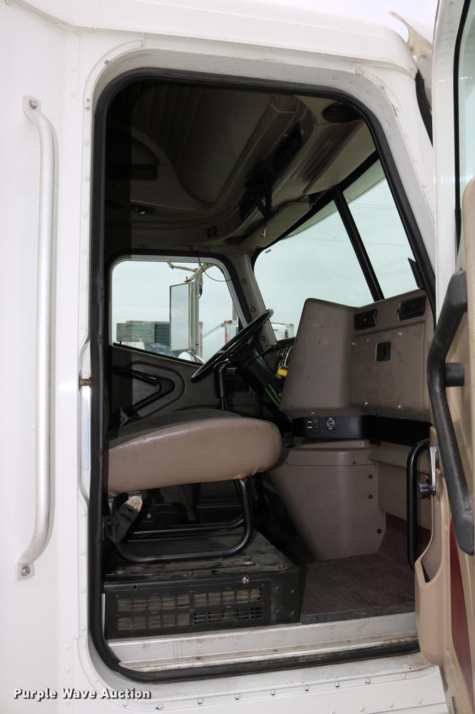 image for item DD0238 2007 International 9400i semi truck