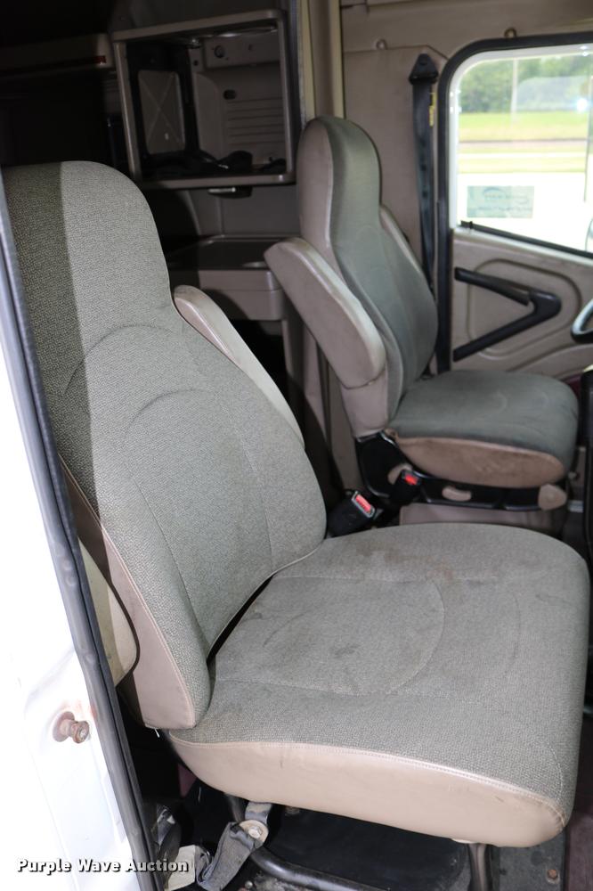 image for item DD0238 2007 International 9400i semi truck