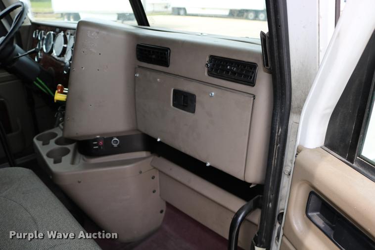 image for item DD0238 2007 International 9400i semi truck