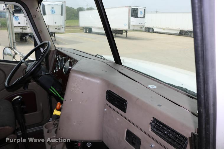 image for item DD0238 2007 International 9400i semi truck