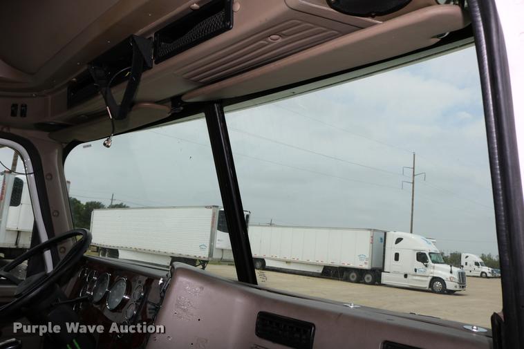 image for item DD0238 2007 International 9400i semi truck