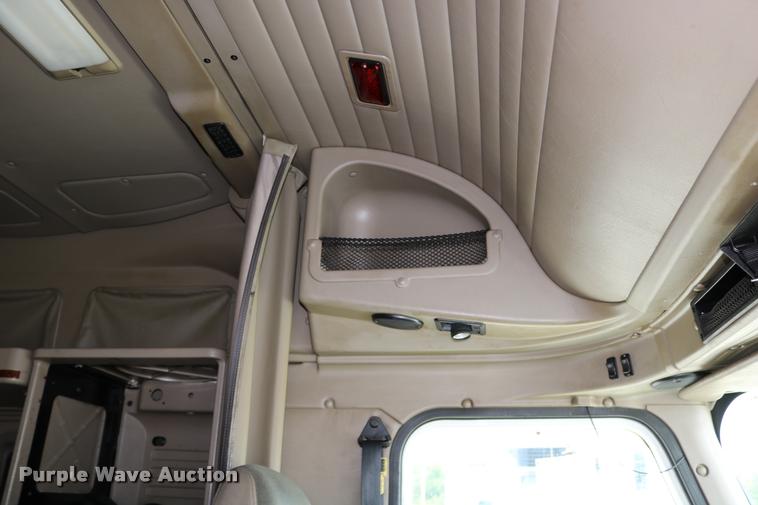 image for item DD0238 2007 International 9400i semi truck