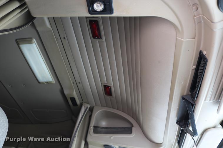 image for item DD0238 2007 International 9400i semi truck