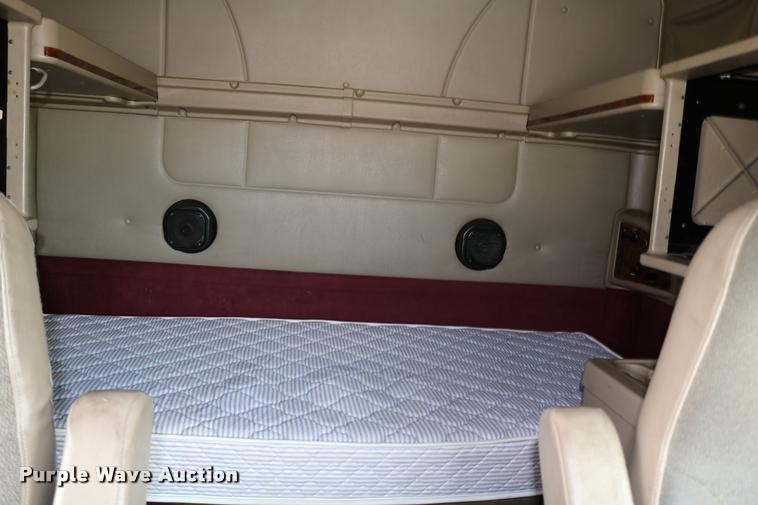 image for item DD0238 2007 International 9400i semi truck