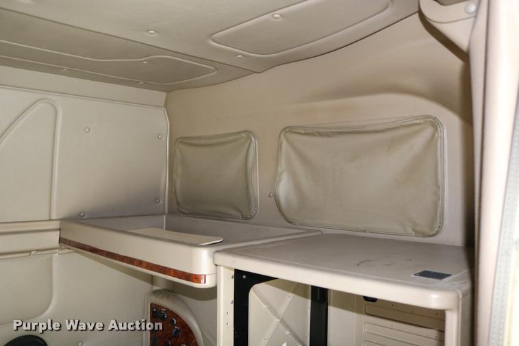 image for item DD0238 2007 International 9400i semi truck