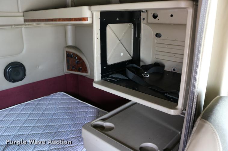 image for item DD0238 2007 International 9400i semi truck