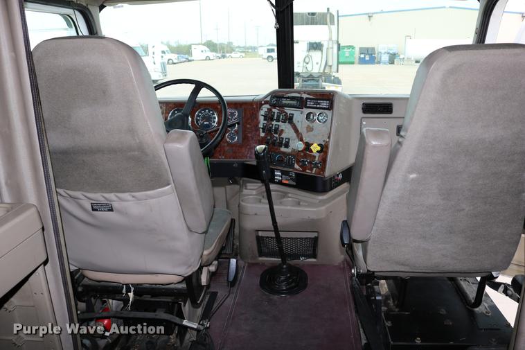 image for item DD0238 2007 International 9400i semi truck