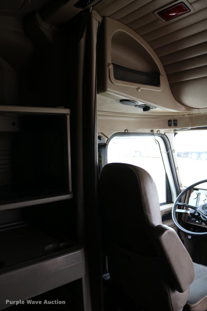 image for item DD0238 2007 International 9400i semi truck