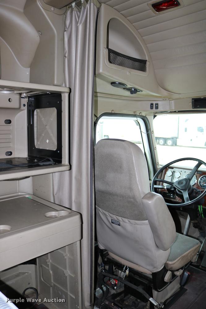 image for item DD0238 2007 International 9400i semi truck