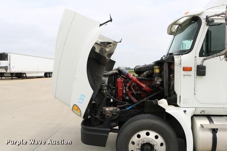 image for item DD0238 2007 International 9400i semi truck