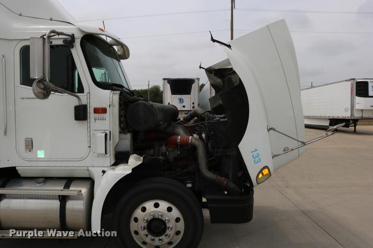 image for item DD0238 2007 International 9400i semi truck