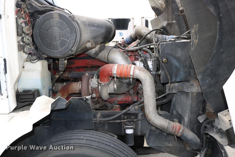 image for item DD0238 2007 International 9400i semi truck