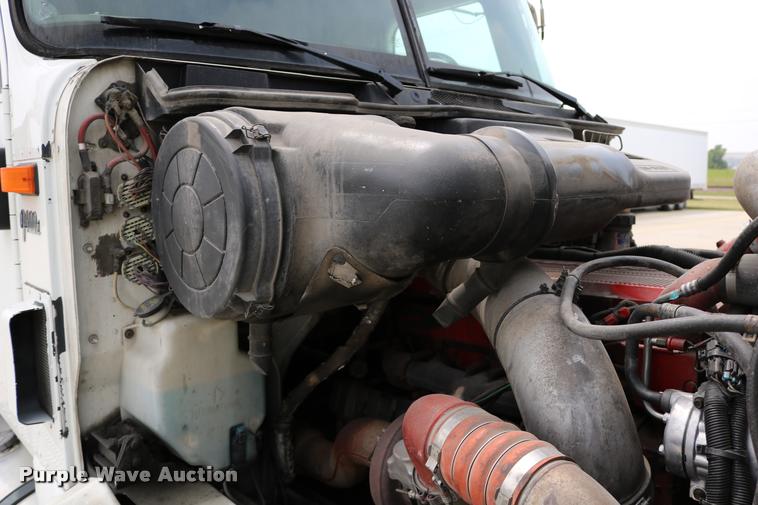 image for item DD0238 2007 International 9400i semi truck