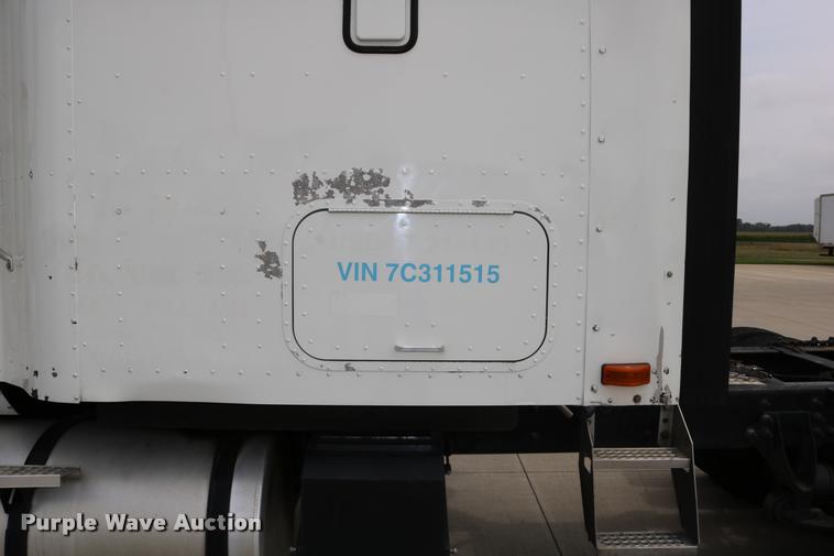 image for item DD0238 2007 International 9400i semi truck