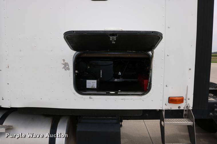 image for item DD0238 2007 International 9400i semi truck