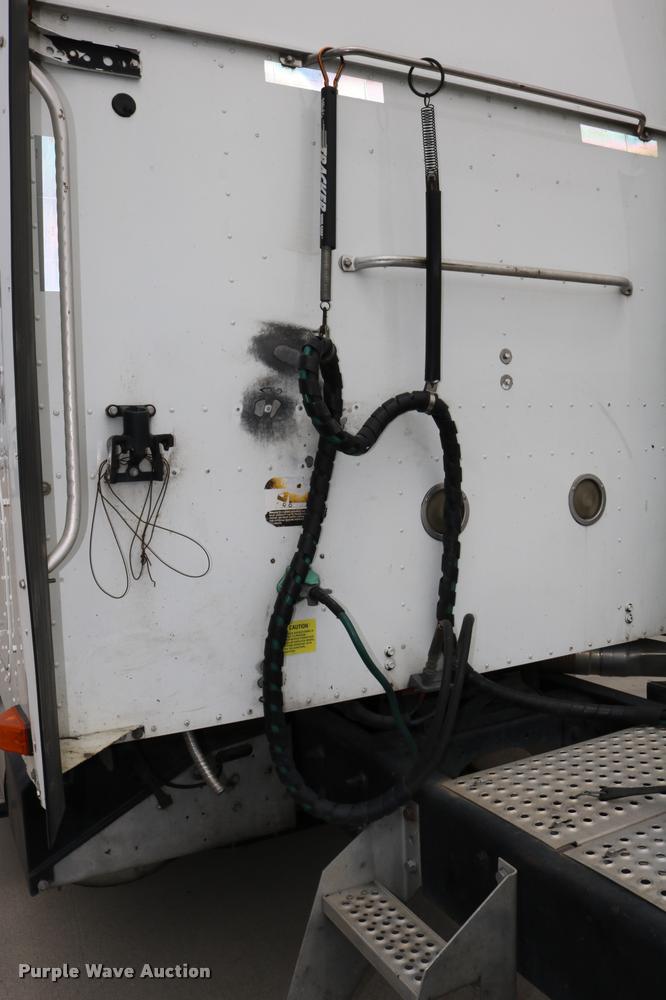 image for item DD0238 2007 International 9400i semi truck