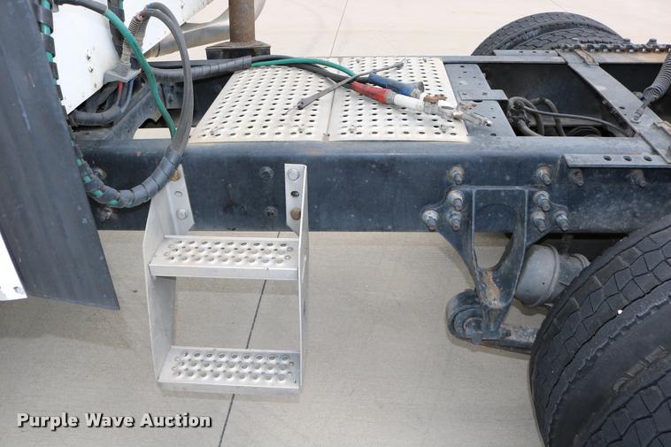 image for item DD0238 2007 International 9400i semi truck