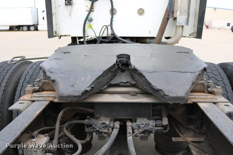 image for item DD0238 2007 International 9400i semi truck