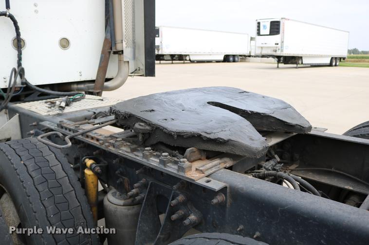 image for item DD0238 2007 International 9400i semi truck