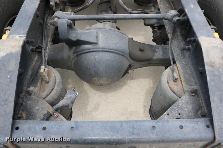 image for item DD0238 2007 International 9400i semi truck