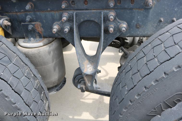 image for item DD0238 2007 International 9400i semi truck