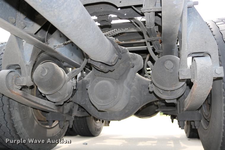 image for item DD0238 2007 International 9400i semi truck