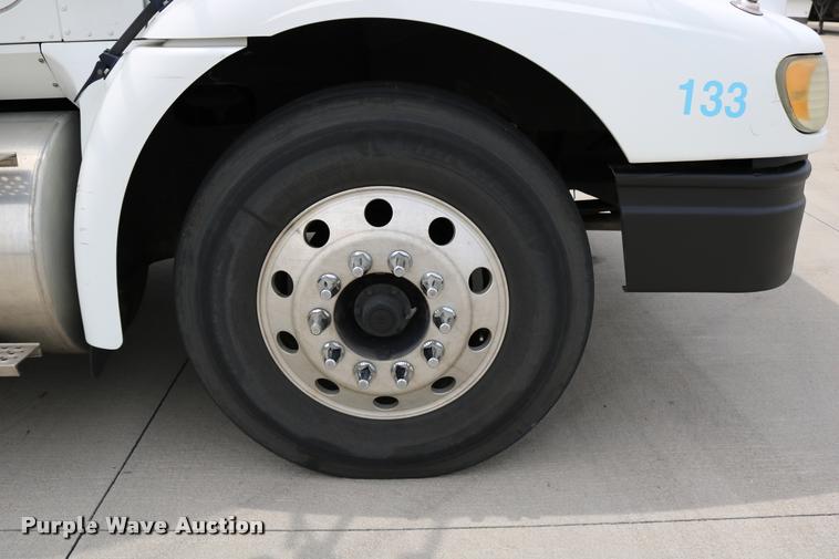 image for item DD0238 2007 International 9400i semi truck