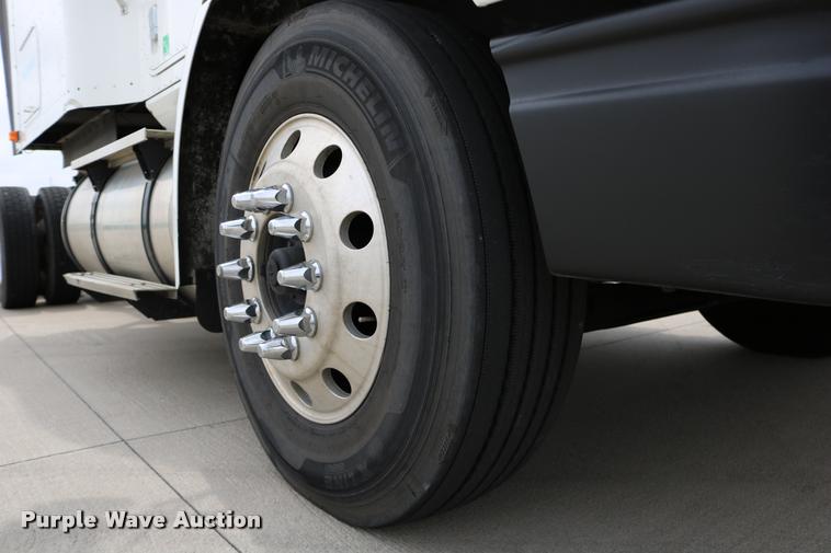 image for item DD0238 2007 International 9400i semi truck