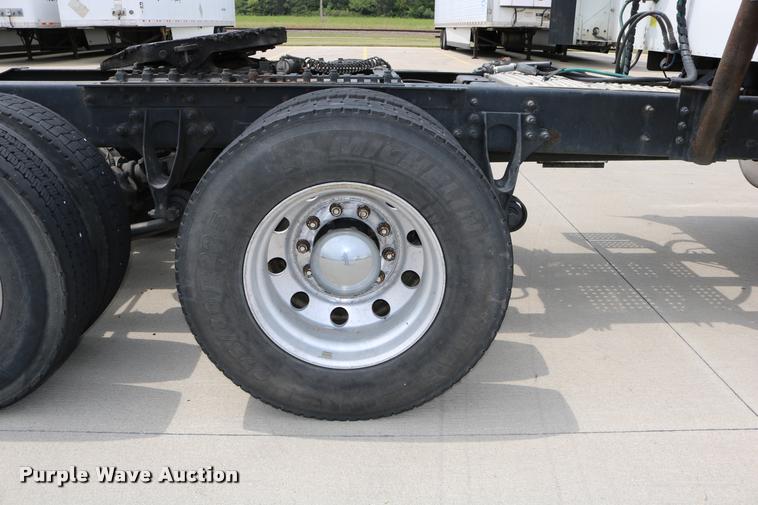 image for item DD0238 2007 International 9400i semi truck