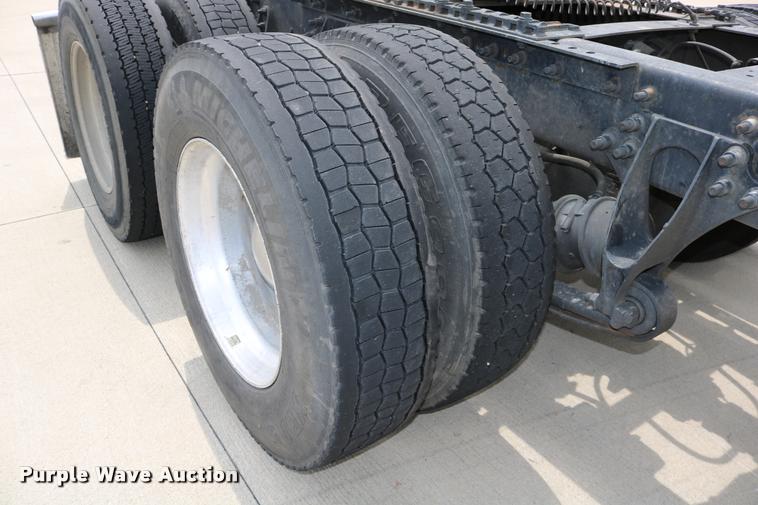 image for item DD0238 2007 International 9400i semi truck