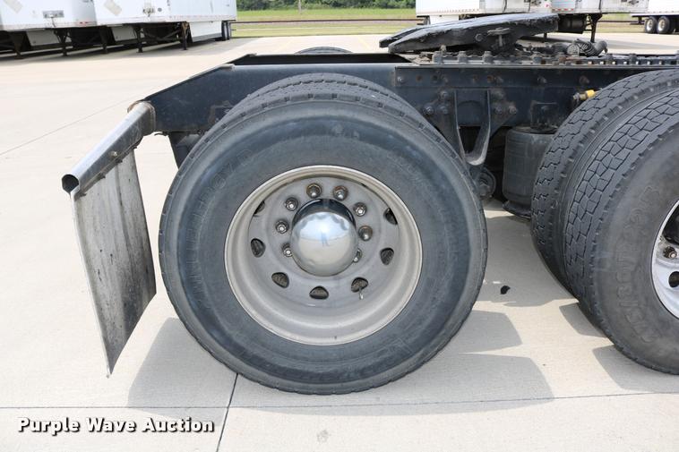 image for item DD0238 2007 International 9400i semi truck