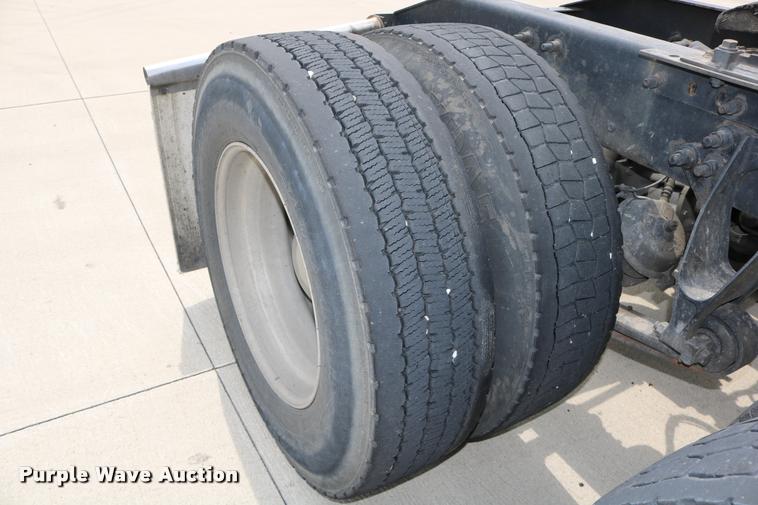 image for item DD0238 2007 International 9400i semi truck