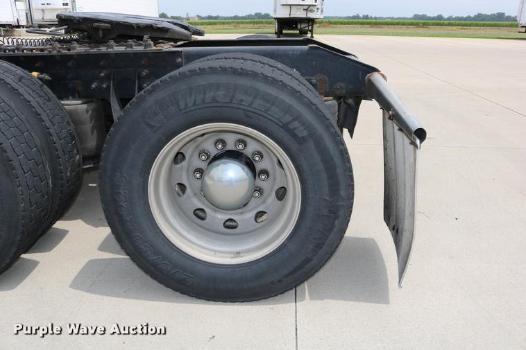 image for item DD0238 2007 International 9400i semi truck